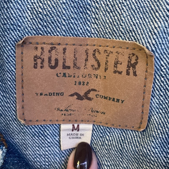 Hollister Women’s Distressed Denim Jacket - Picture 2 of 4